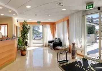 扎斯特住宅酒店 3* 韦尔巴尼亚